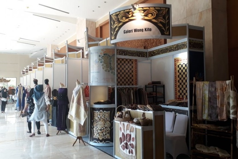 Produk fashion ramah lingkungan Galeri Wong Kito menjajakan pakaian dan kain pewarna alam di Festival Ekonomi Syariah (FESyar) Regional Sumatera di Palembang, Sumatera Selatan, di Aryaduta Hotel, Sabtu (3/8). 