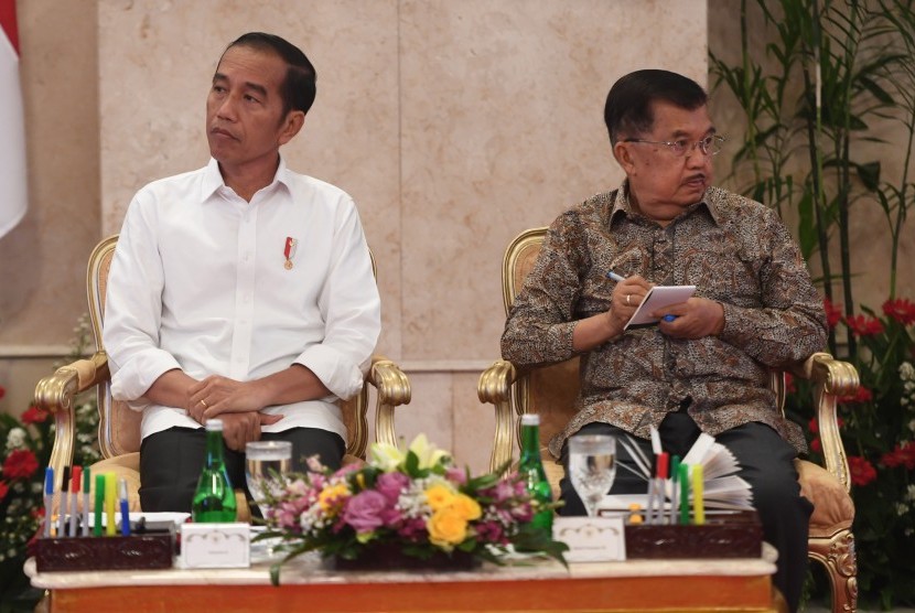 Presiden Joko Widodo (kiri) didampingi Wapres Jusuf Kalla (kanan) bersiap memimpin Sidang Kabinet Paripurna di Istana Negara, Jakarta, Senin (5/8/2019).