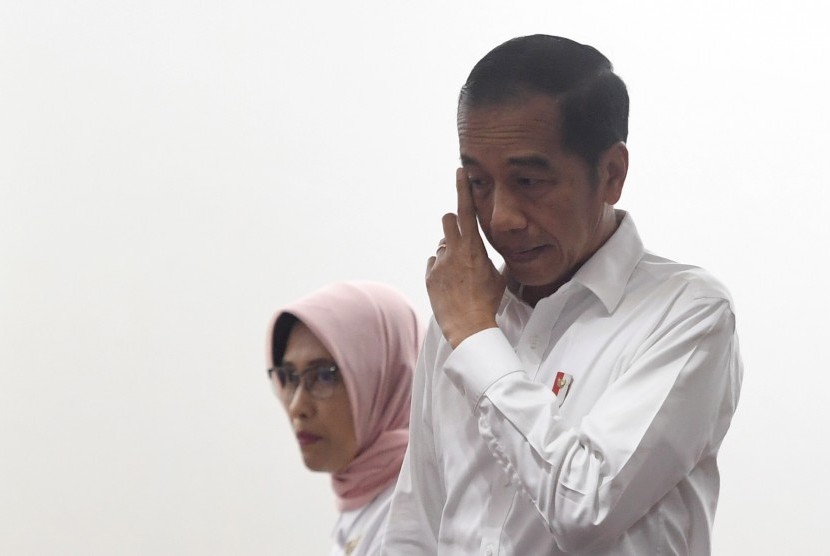Presiden Joko Widodo (kanan) didampingi Plt Dirut PLN Sripeni Inten (kiri) berjalan masuk ruang pertemuan saat mendatangi Kantor Pusat PLN, Jakarta, Senin (5/8/2019). 