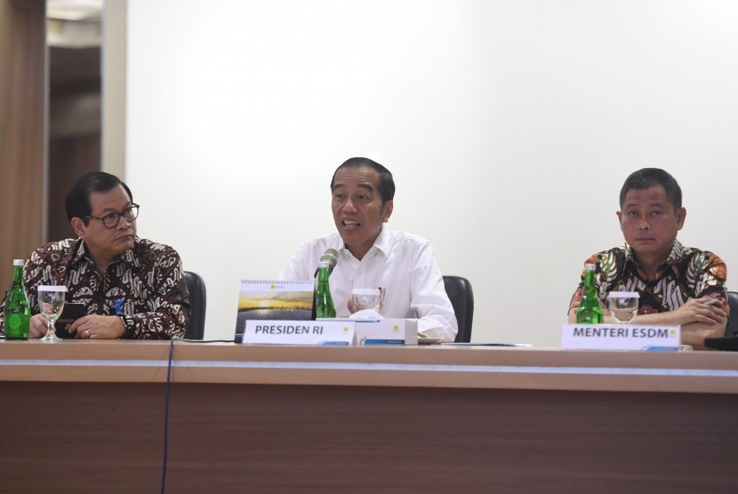Presiden Joko Widodo (tengah) didampingi Seskab Pramono Anung (kiri) dan Menteri ESDM Ignasius Jonan (kanan) memberikan tanggapan saat mendatangi Kantor Pusat PLN, Jakarta, Senin (5/8/2019).