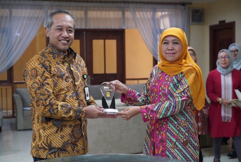 Direktur Pemasaran dan Pengembangan Pegadaian Produk Harianto Widodo dan Ketua Umum Pimpinan Pusat Muslimat NU Khofifah Indar Parawansa menandatangani kesepakatan untuk tingkatkan inklusi keuangan pada perempuan pada Senin (5/8). 