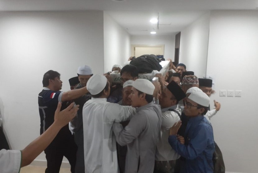 Jenazah KH Maimoen Zubair tiba di Kantor Urusan Haji Indonesia Makkah, Selasa (6/8). Jenazah akan dishalatkan terlebih dahulu di Kantor Urusan Haji Indonesia Makkah sebelum dibawa ke Masjid Al Haram untuk dishalatkan lagi di sana. 