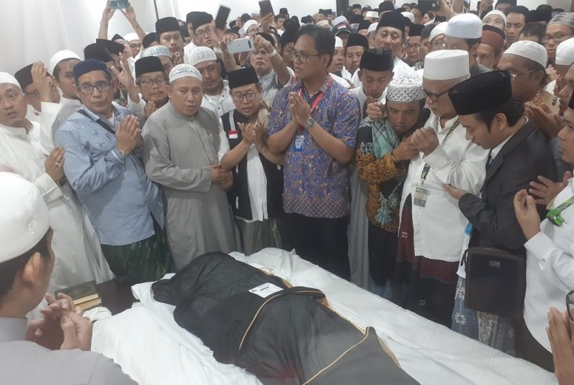 Pengasuh Pondok Pesantren Lirboyo, KH Anwar Mansyur mendoakan jenazah KH Maimoen Zubair usai melaksanakan shalat jenazah di Kantor Urusan Haji Indonesia Makkah, Selasa (6/8). 