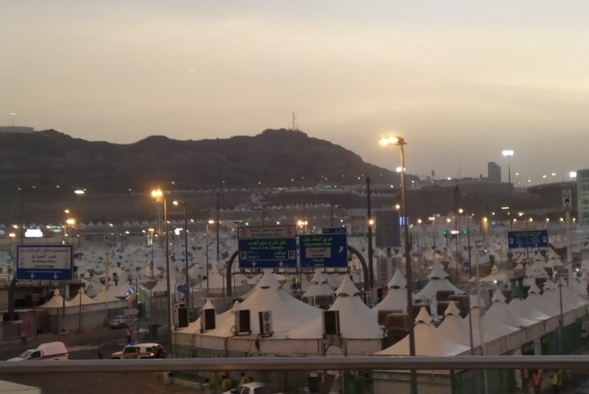 Tampak sejumlah tenda jamaah haji yang ada di Mina, Senin (5/8) sore  waktu Arab Saudi. Tenda-tenda tersebut akan digunakan jamaah haji dari berbagai negara untuk persiapan melontar jumrah setelah wukuf di Arafah dan Mabit di Muzdalifah. 