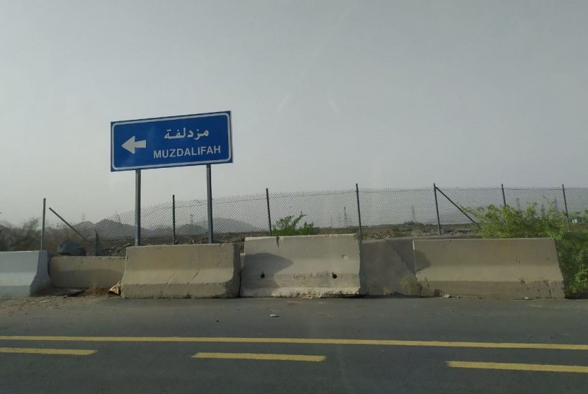 Kementerian Transportasi Saudi Lakukan Perawatan Jalur Haji. Foto: Jalur pejalan kaki yang akan dilewati jamaah haji menuju Muzdalifah, Senin (5/8) sore. 