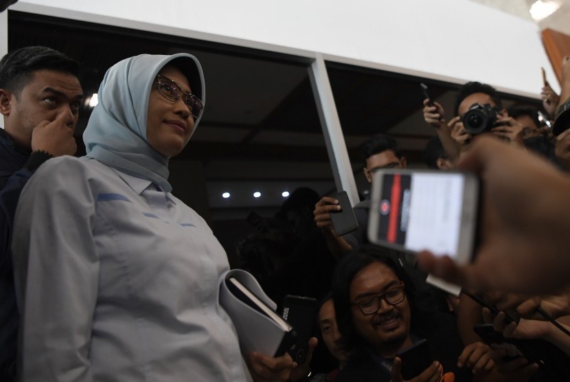 Plt Direktur Utama Perusahaan Listrik Negara (PLN) Sripeni Inten Cahyani (kiri) menyampaikan keterangan kepada wartawan usai bertemu dengan pimpinan Komisi VII DPR di Kompleks Parlemen Senayan, Jakarta, Selasa (6/8/2019).