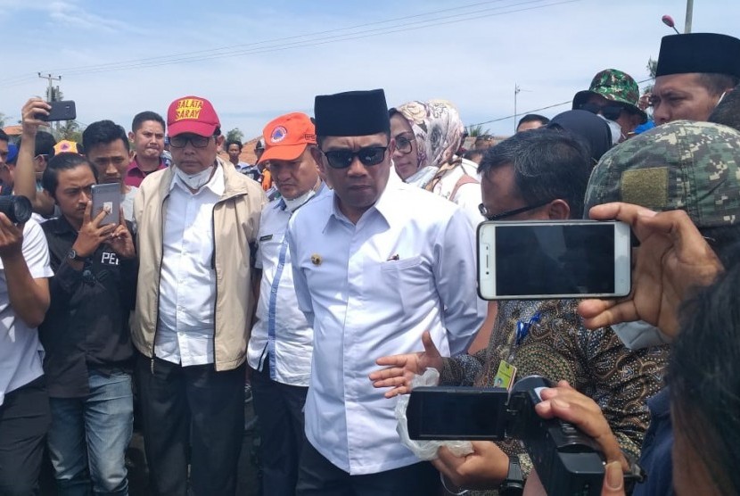 Gubernur Jawa Barat Ridwan Kamil, mengunjungi lokasi tumpahan minyak di Desa Cemara Jaya Kecamatan Cibuaya Kabupaten Karawang, Rabu (7/8).
