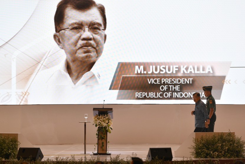 Wakil Presiden Jusuf Kalla (kedua kanan) bersiap memberikan pengarahan saat menjadi pembicara kunci dalam Seminar Beyond Wealth 2019 di Jakarta, Rabu (7/8/2019). 