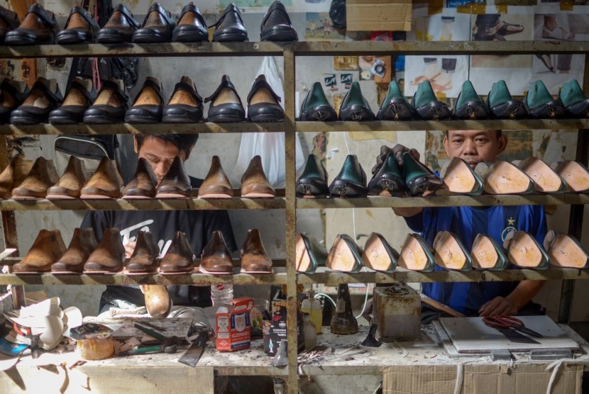 Perajin menyelesaikan produksi sepatu di Sentra Sepatu Cibaduyut, Bandung, Jawa Barat. (ilustrasi).