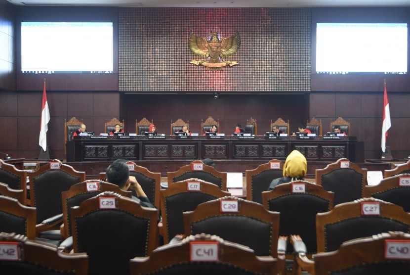 Majelis Hakim Konstitusi yang dipimpin Ketua MK Anwar Usman Anwar Usman (tengah) membacakan putusan akhir sengketa pemilu legislatif yang diajukan Partai Amanat Nasional (PAN) untuk Daerah Pemilihan Provinsi Jawa Tengah di Ruang Sidang Pleno Gedung Mahkamah Konstitusi (MK), Jakarta, Rabu (7/8/2019). 