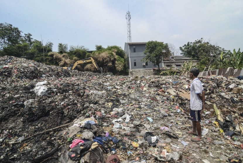Warga mengamati alat berat Excavator beraktivitas di Tempat Pembuangan Sampah (TPS) Ilegal di Kampung Kedaung, Jakasampurna, Bekasi, Jawa Barat. (Ilustrasi)