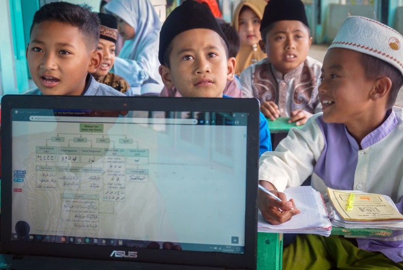 Sejumlah santri dipandu guru agama belajar Alquran melalui komputer jinjing yang terhubung internet di Desa Yosorejo, Kecamatan Petungkriyono, Kabupaten Pekalongan, Jawa Tengah, Rabu (7/8/2019).
