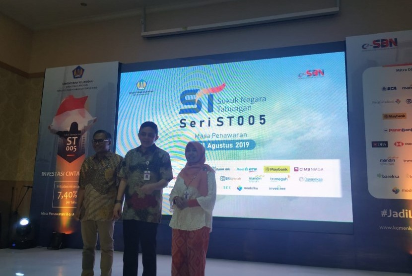 Direktur Jenderal Pengelolaan Pembiayaan dan Risiko Luky Alfirman (tengah) dalam peresmian penawaran sukuk tabungan seri ST005 di kantornya, Jakarta, Kamis (8/8)