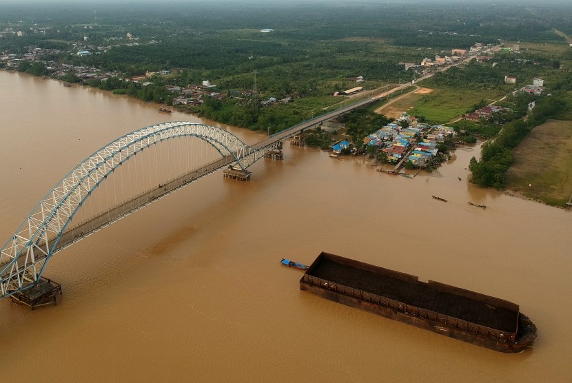 Kapal Tongkang melintasi aliran Sungai Batanghari, Sabak Timur, Tanjungjabung Timur, Jambi, Rabu (7/8/2019).