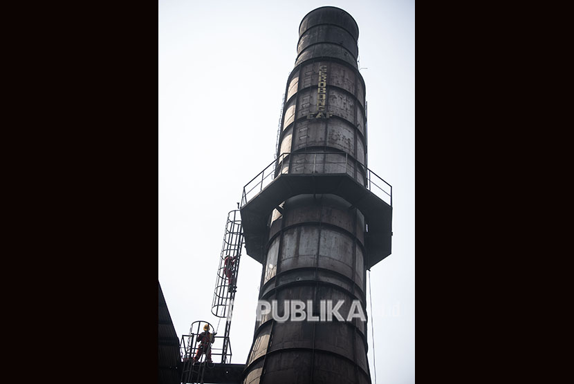 Petugas laboratorium Dinas Lingkungan Hidup DKI Jakarta memeriksa cerobong asap di pabrik peleburan baja PT Hong Xin Steel, Cakung, Jakarta, Kamis (8/8/2019). 