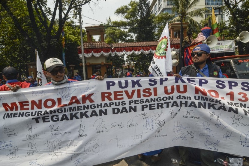 (Ilustrasi) Buruh melakukan aksi di depan kantor Walikota Bekasi, Jawa Barat. Wakil Wali Kota Bekasi Tri Adhianto Tjahjono optimistis kenaikan Upah Minimum Kota (UMK) Bekasi 2020 tidak akan membuat pengusaha di wilayahnya hengkang atau angkat kaki.