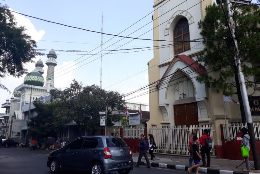 Persoalan kesulitan juga dialami umat beragama lain di wilayah mayoritas, Ilustrasi  Gereja Protestan Indonesia bagian Barat (GPIB) Immanuel Malang berdekatan sekitar 50 meter dengan Masjid Jami, Jumat (9/8). 