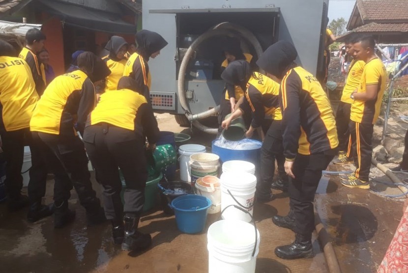 Sejumlah warga di Kampung Gumuruh, RT 06 RW 04, Desa Nagrak, Kecamatan Cangkuang, Kabupaten Bandung memperoleh bantuan air bersih dari Polres Bandung, Jumat (9/8). Sejak 2 bulan terakhir warga kesulitan memperoleh air bersih.