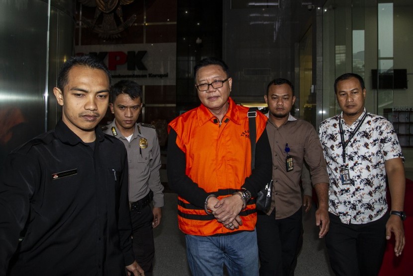 Anggota Komisi VI DPR dari Partai Demokrasi Indonesia Perjuangan (PDIP) I Nyoman Dhamantra mengenakan rompi tahanan seusai menjalani pemeriksaan di Gedung KPK, Jakarta, Jumat (9/8/2019). 