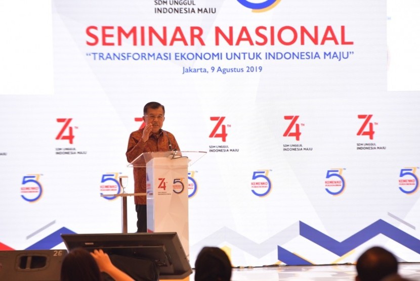 Wakil Presiden Jusuf Kalla saat hadir membuka Seminar Nasional 'Transformasi Ekonomi untuk Indonesia Maju' di Hotel Borobudur, Jakarta Pusat, Jumat (9/8).