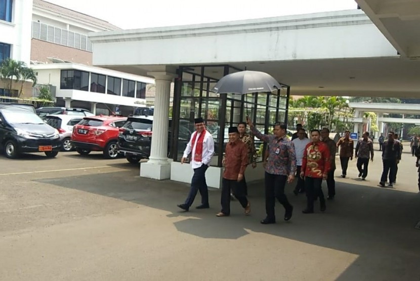 Gubernur DKI Jakarta Anies Baswedan menyambangi Wakil Presiden Jusuf Kalla di Istana Wakil Presiden, Jakarta, Jumat (9/8).