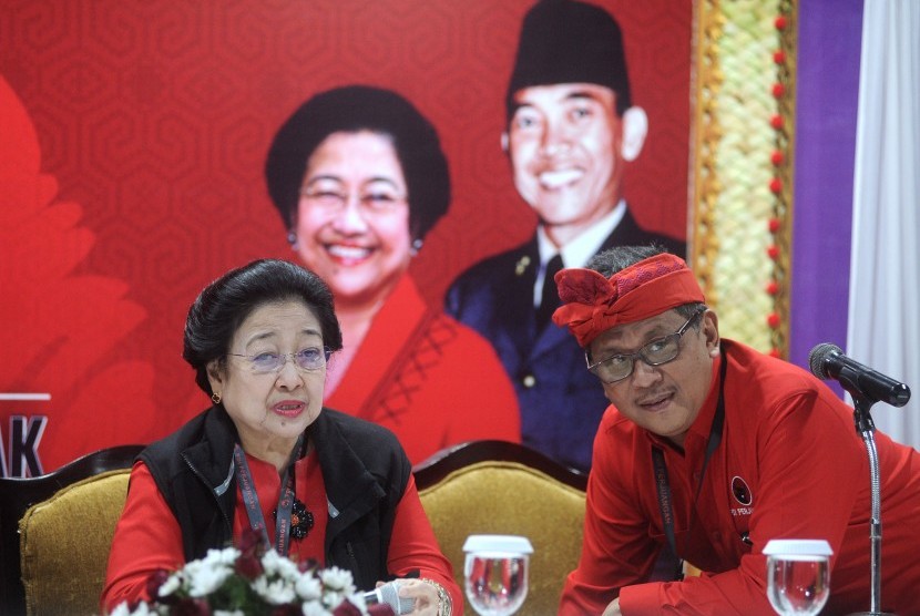 Ketua Umum PDI Perjuangan Megawati Soekarnoputri (kiri) berbincang dengan Sekjen PDI Perjuangan Hasto Kristiyanto, sebelum konferensi pers tentang pengukuhan dirinya sebagai Ketua Umum PDIP periode 2019-2024 dalam Kongres V PDI Perjuangan di Sanur, Denpasar, Bali, Kamis (8/8/2019). 