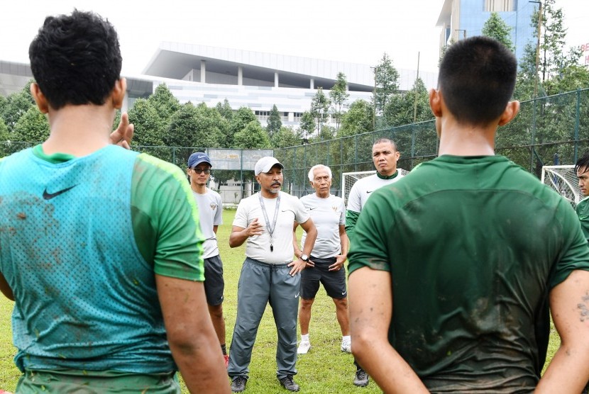 Pelatih Timnas U-18 Fakhri Husaini (tengah) memberikan arahan kepada pemainnya saat latihan di Lapangan Becamex Binh Duong, Vietnam, Jumat (9/8/2019). 