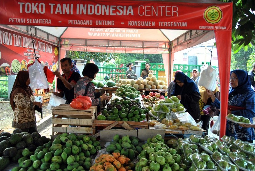 Sejumlah warga berbelanja buah-buahan di Toko Tani Indonesia Center, Kampus Penelitian Pertanian, Cimanggu, Kota Bogor, Jawa Barat. Kementan 