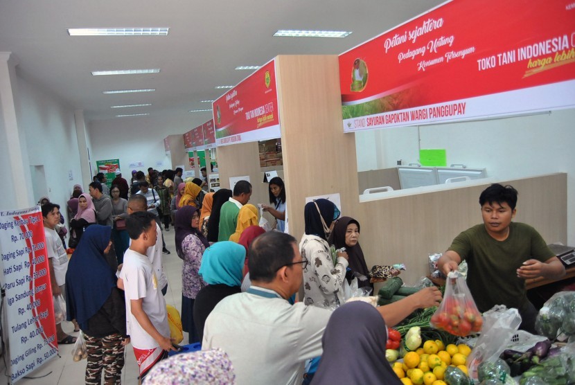 Sejumlah warga berbelanja kebutuhan pokok di Toko Tani Indonesia Center, Kampus Penelitian Pertanian, Cimanggu, Kota Bogor, Jawa Barat, Jum
