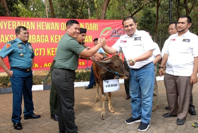 Lembaga filantropi Aksi Cepat Tanggap (ACT) menyerahkan 20 ekor sapi kurban kepada TNI di Mabes TNI Cilangkap, Jakarta Timur, Jumat (9/8).  