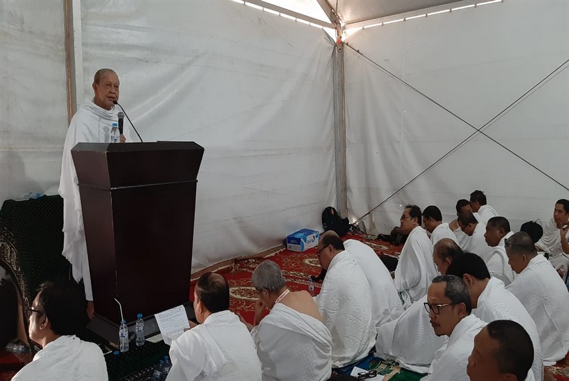 Naib atau Wakil Amirul Hajj Indonesia KH Bunyamin Ruhiyat saat membacakan khutbah wukuf di Arafah, Sabtu (10/8). 