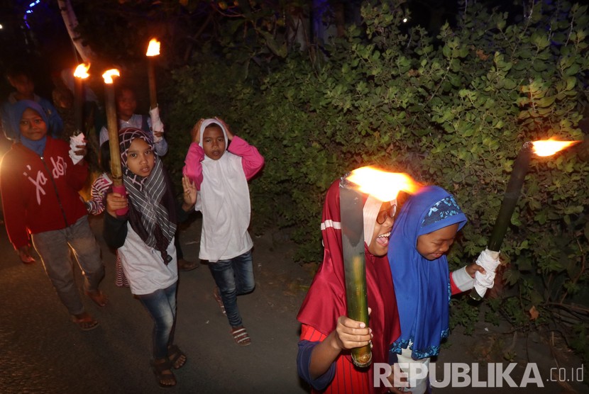 Petugas Bubarkan Takbir Keliling di Pamekasan . Sejumlah anak membawa obor saat mengikuti takbir keliling di Kelurahan Banaran, Kota Kediri, Jawa Timur, Sabtu (10/8/2019) malam.