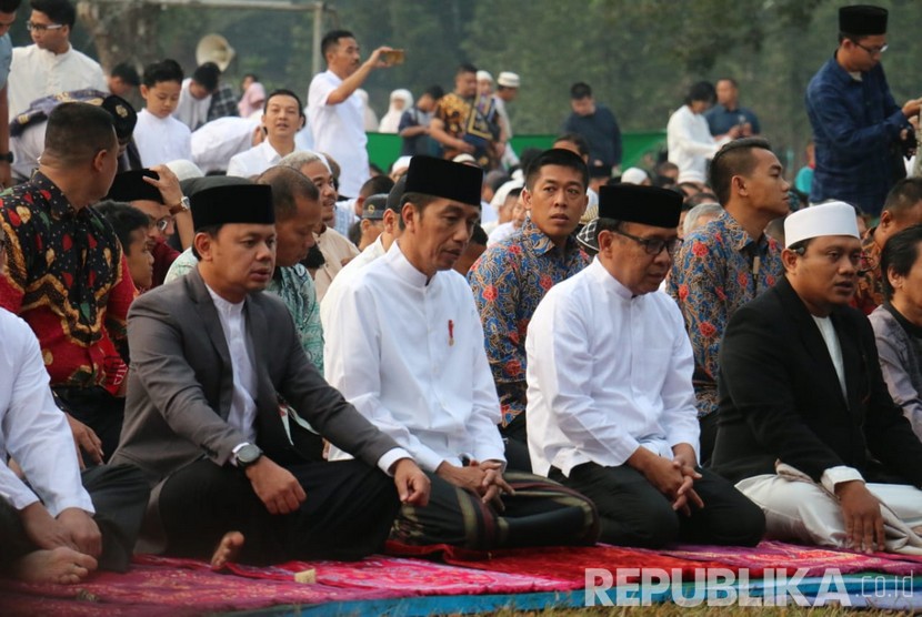 Presiden Joko Widodo melaksanakan salat Idul Fitri di Lapangan Astrid Kebun Raya Bogor, Ahad (11/8).