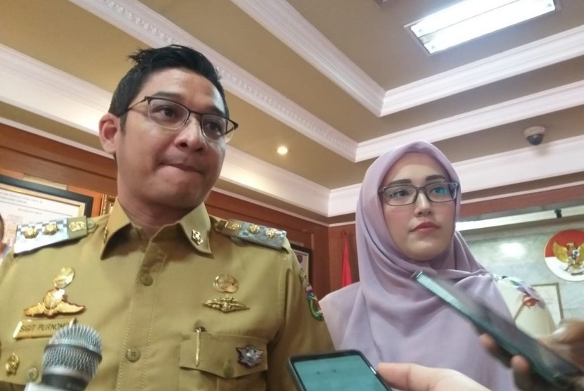 Wakil Wali Kota Palu Sigit Purnomo alias Pasha 'Ungu' bersama istrinya, Adelia Wilhelmina usai audiensi dengan Menteri Dalam Negeri Tjahjo Kumolo, di Kantor Kemendagri, Jakarta Pusat, Senin (12/8). 