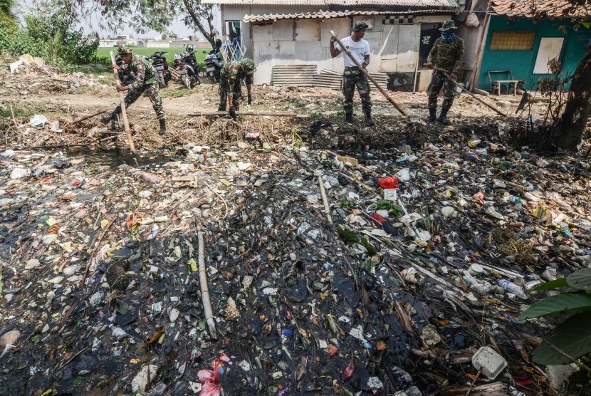 Prajurit TNI AD membersihkan sampah di Kali Busa daerah Babelan, Kabupaten Bekasi,Jawa Barat,Senin (12/8/2019).