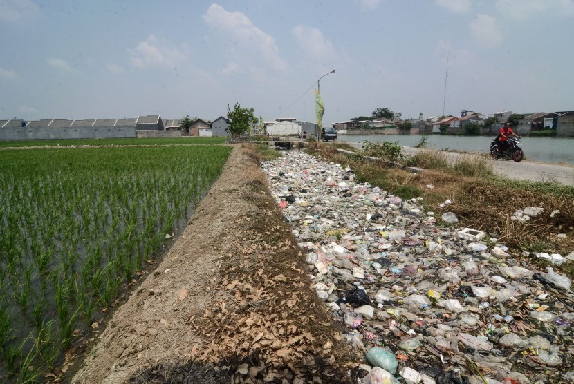 Suasana aliran kali Desa Setia Asih yang dipenuhi sampah di Kabupaten Bekasi,Jawa Barat,Senin (12/8/2019).