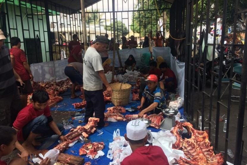 Pembagian daging kurban di Masjid Agung Tasikmalaya, Senin (12/8).