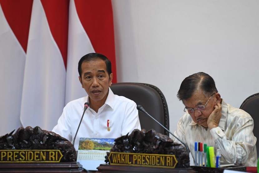 Presiden Joko Widodo (kiri) didampingi Wakil Presiden Jusuf Kalla (kanan) memimpin rapat kabinet terbatas di Kantor Presiden, Jakarta, Senin (12/8/2019).