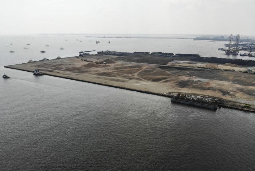 Foto aerial pier 1 Pelabuhan PT Karya Citra Nusantara (KCN), Marunda, Jakarta Utara. BMKG perkirakan hujan ringan terjadi di beberapa pelabuhan Jakarta