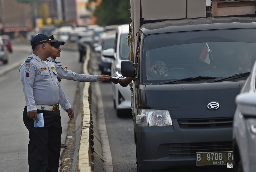 Petugas Dinas Perhubungan DKI Jakarta menyosialisasikan perluasan aturan ganjil genap di Jalan Suryopranoto, Jakarta Pusat, Senin (12/8/2019).