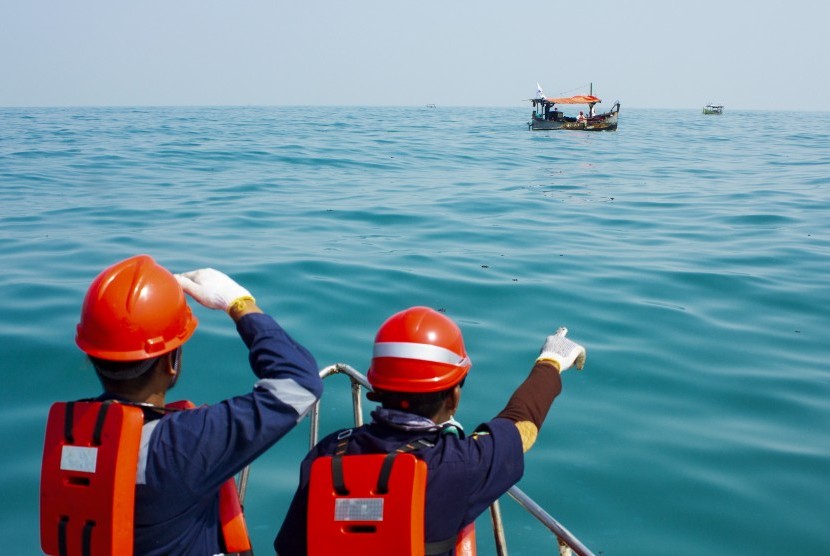 Tim pengawas PHE ONWJ memantau area tumpahan minyak mentah yang tercecer di Laut Utara Karawang, Jawa Barat, Senin (12/8/2019). 