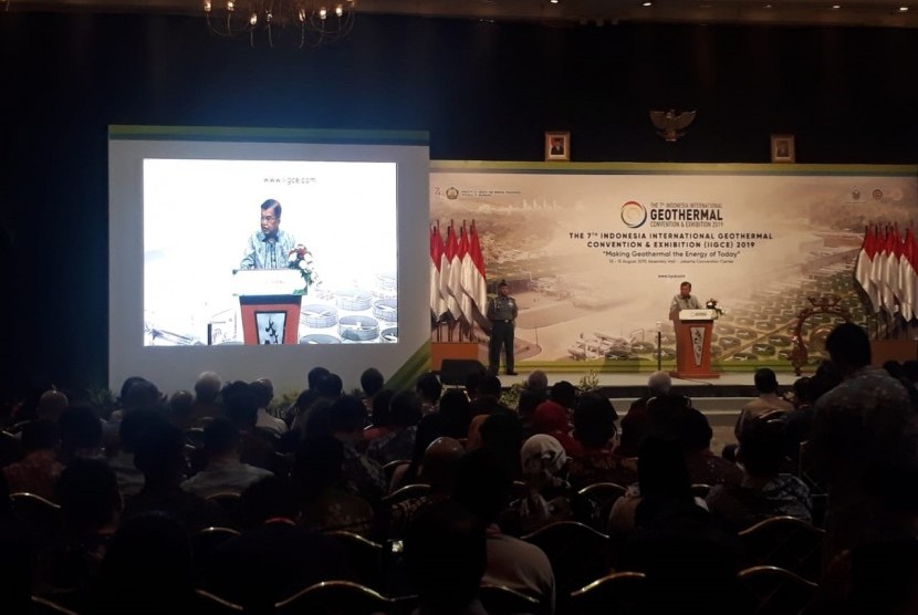 Wakil Presiden Jusuf Kalla saat hadir membuka The 7th Indonesia International Geothermal Convention & Exhibition (IIGCE) di Jakarta Convention Centre, Selasa (13/8).