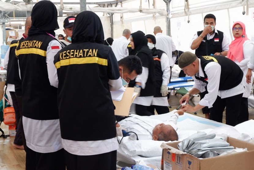 Pengelola Kesehatan Haji Provinsi Prioritas Jadi Petugas. Foto:   Petugas memberikan perawatan kepada jamaah haji Indonesia yang sebagian besar akibat kelelahan dan dehidrasi di Posko Kesehatan Mekkah, Arab Saudi, Minggu (11/8/2019). 