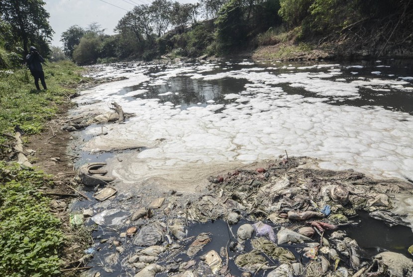 Suasana aliran sungai Cikarang Bekasi Laut (CBL) yang tercemar limbah daerah Cibitung, Kabupaten Bekasi. Pemkab Bekasi mengancam akan mempidanakan para pelaku pencemaran sungai.