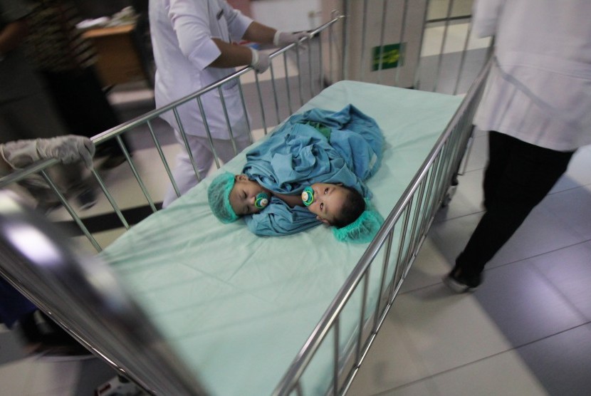 Kembar siam. Direktur Rumah Sakit Umum Daerah Abdoel Moeloek (RSUDAM) Lampung dr Lukman Pura mengatakan 70 orang dokter akan tangani operasi kembar siam perdana di rumah sakit daerah tersebut.
