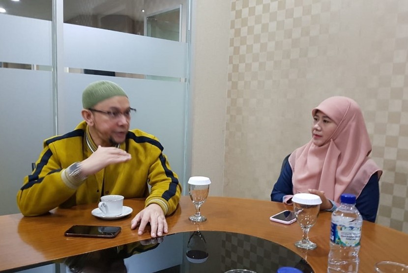 Ustaz Erick Yusuf dan Asma Nadia saat berbincang tentang film baru yang akan launching September mendatang di Republika, Rabu (14/8).