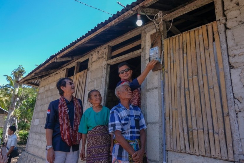 Jajaran petinggi Kementerian ESDM dan PLN usai pemasangan instalasi listrik di Desa Sonraen, Kecamatan Amarasi Selatan, kabupaten Kupang, Provinsi Nusa Tenggara Timur pada Rabu, (14/8)