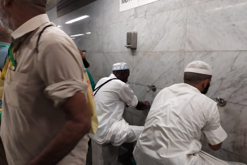 Jika Wudhu Batal Saat Tawaf, Ini Sebaiknya yang Dilakukan?. Foto ilustrasi: Sejumlah jamaah mengambil air wudhu yang berada di bawah Tower Zamzam, Makkah 