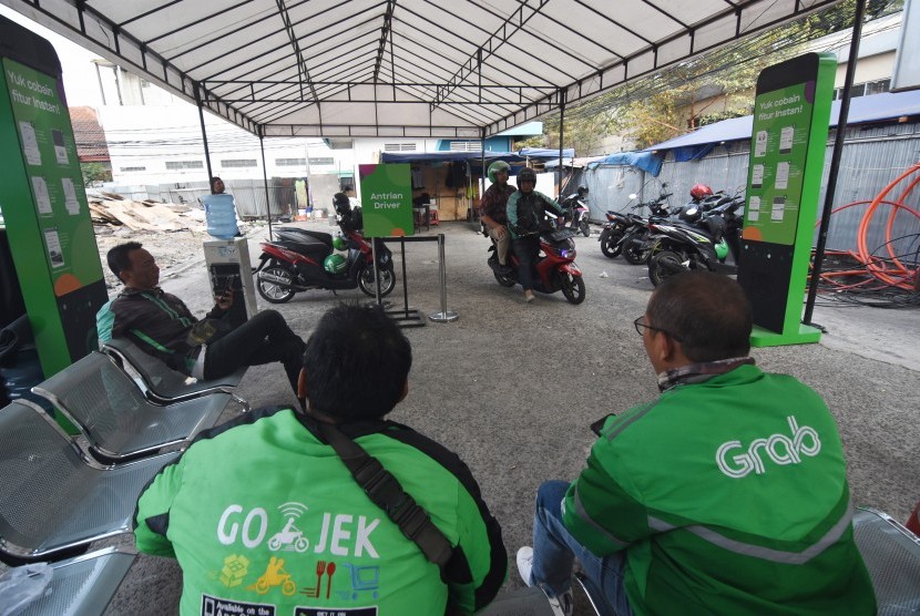 Sejumlah pengendara ojek daring menunggu orderan penumpang di shelter ojek daring di kawasan Stasiun Sudirman, Jakarta, Rabu (14/8/2019). 