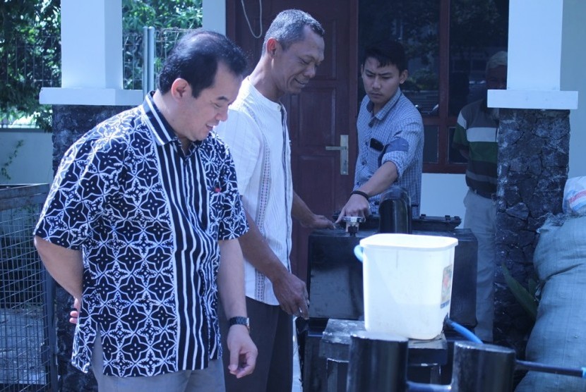 Lembaga Penelitian dan Pengabdian Masyarakat (LPPM) Universitas Muhammadiyah Surakarta (UMS) melakukan uji coba pengolahan limbah plastik menjadi bahan bakar minyak. Alat tersebut ditemukan warga Tegal, Jawa Tengah, Utomo Widyo, yang kemudian bekerja sama dengan LPPM UMS. 